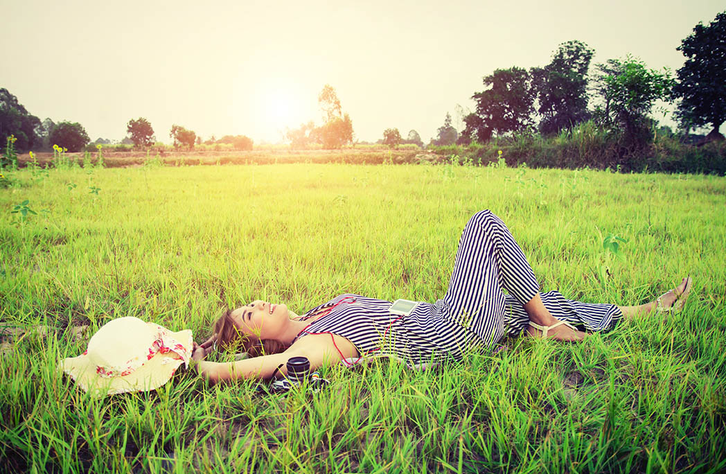 Femme allongée dans l'herbe