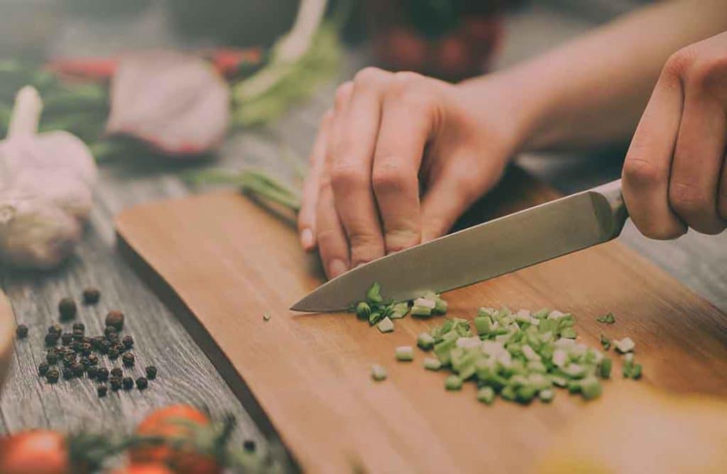 Femme en train de couper des crudités