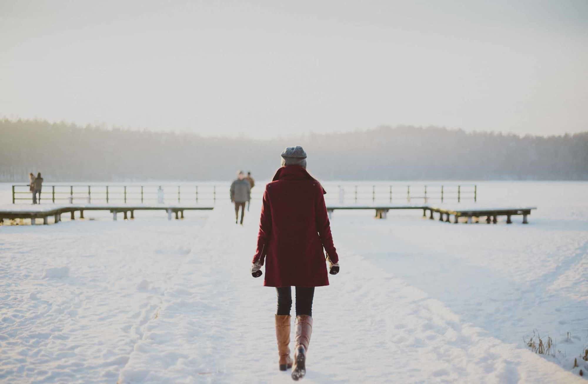 Jeune femme marchant dans la neige