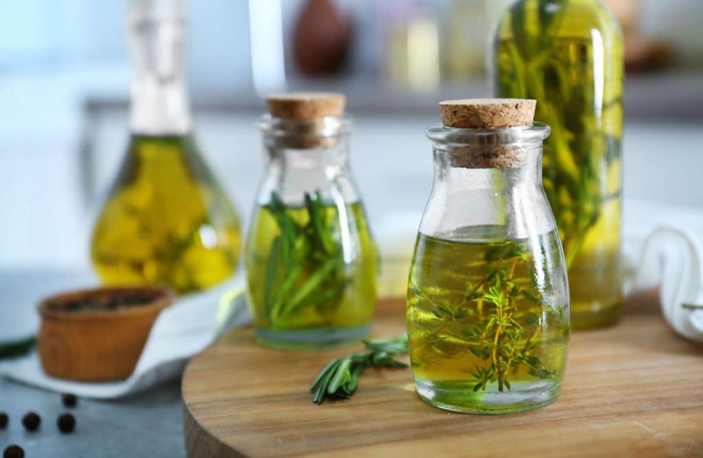 6 recettes pour aromatiser son huile d'olive avec les récoltes du jardin