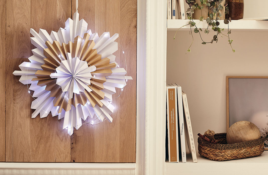 DIY Une fleur de Noël en papier - © StudioEVO